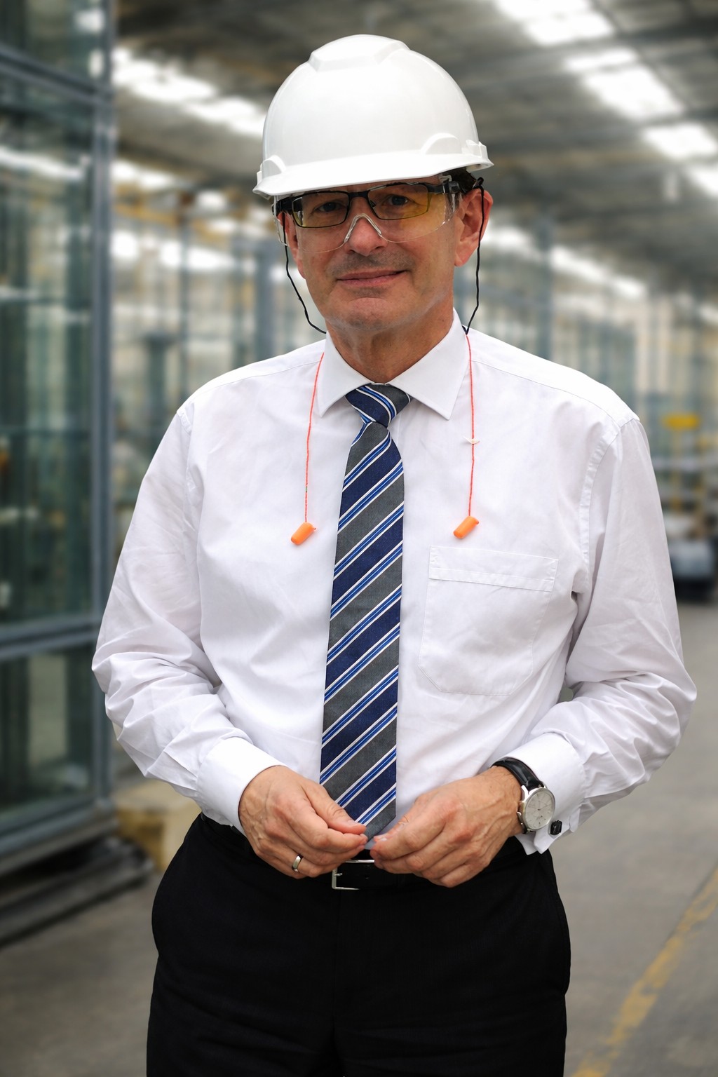 Reinhard Wille in einer Produktionsstätte